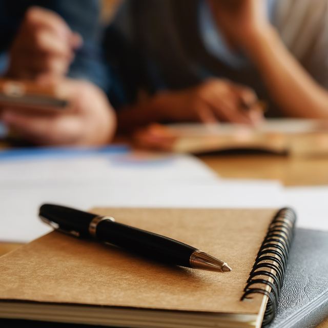 Prise de notes sur un carnet pendant une séance de coaching